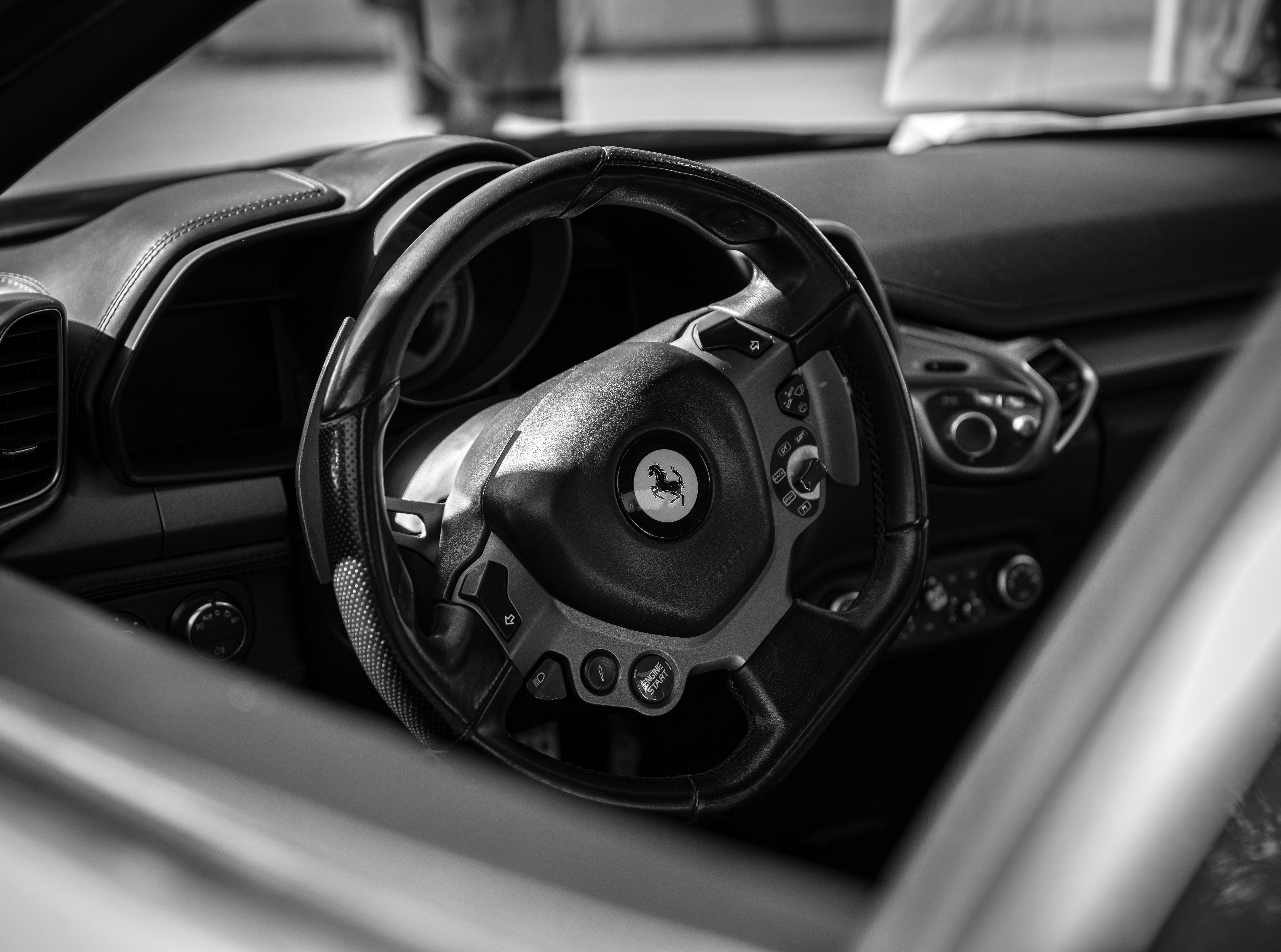 Photo de l'intérieur d'une Ferrari 458 en noir et blanc réalisée par Quentin Creveux, photographe de mode