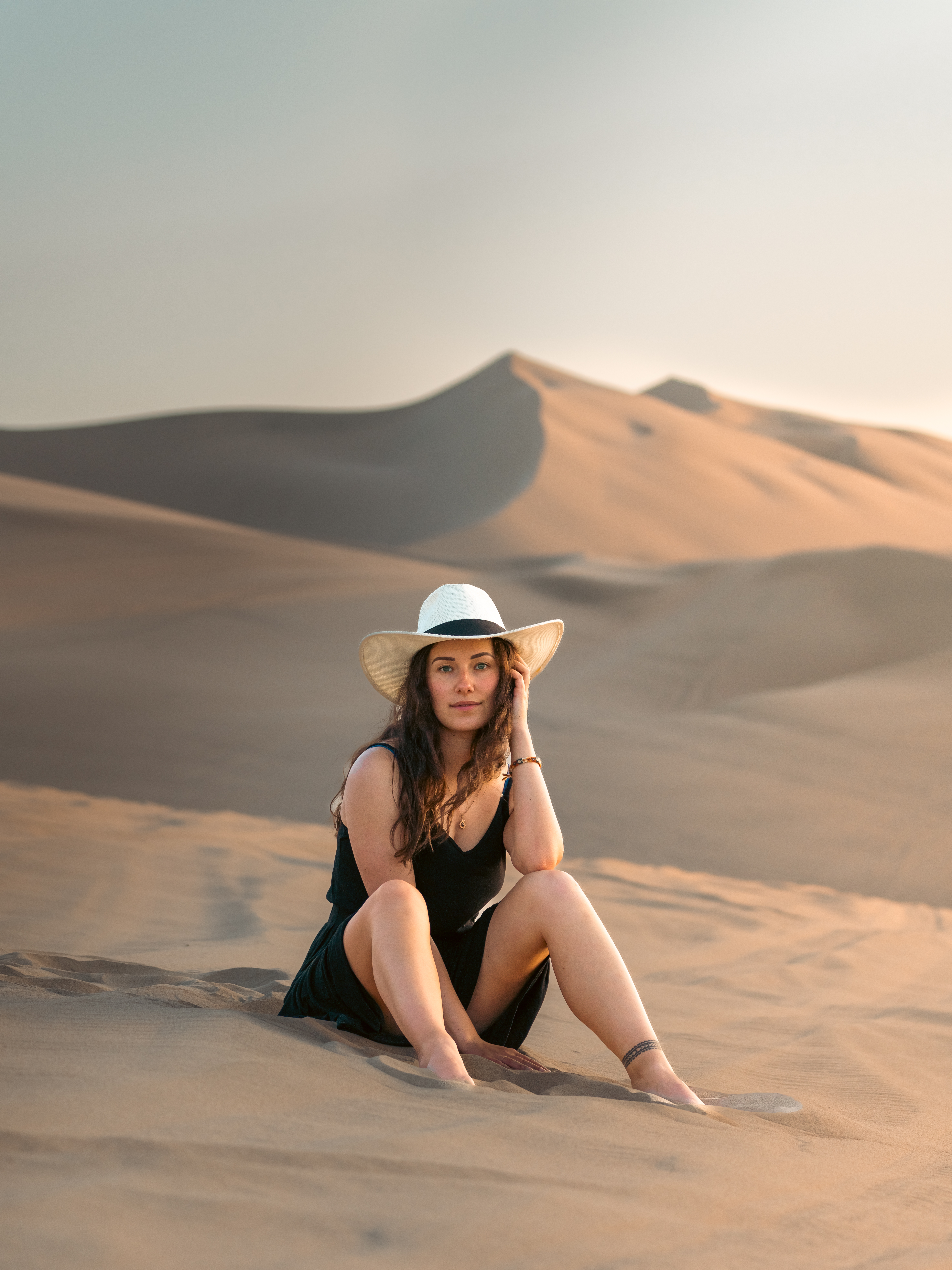 Photo portrait d'une jeune femme assise dans le désert