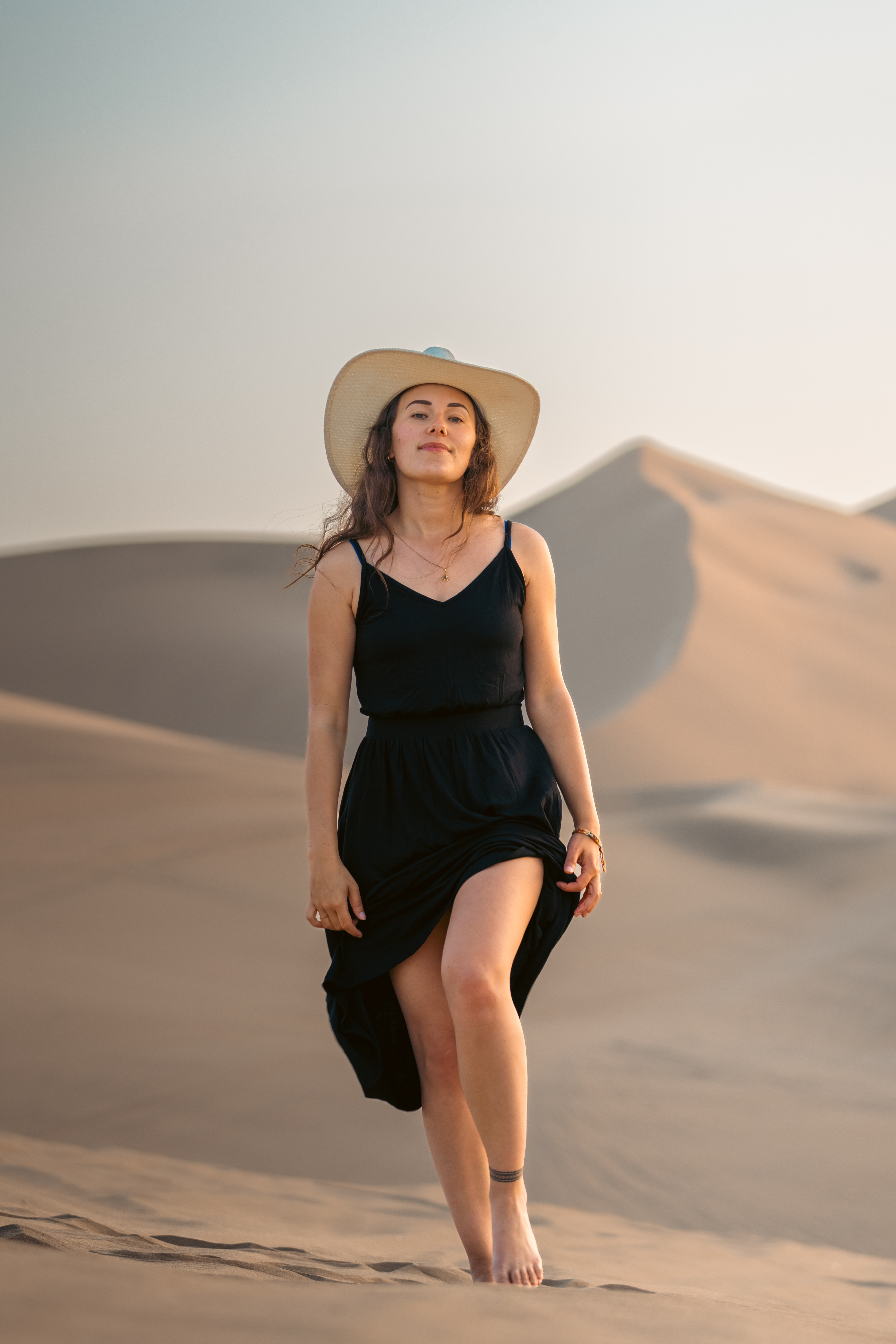 Photo portrait d'une jeune femme dans le désert