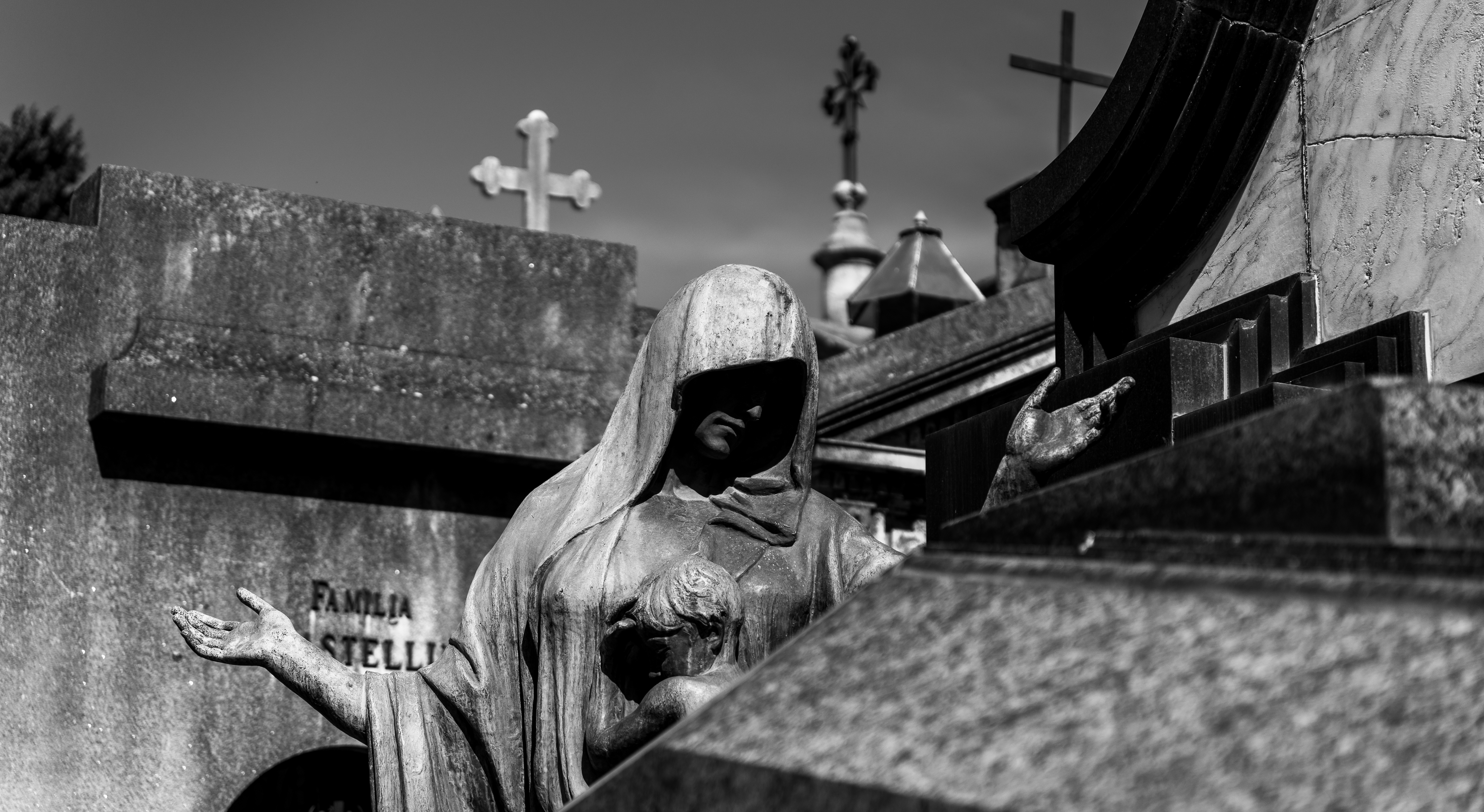 Photo d'une statue en noir et blanc réalisée par Quentin Creveux, photographe